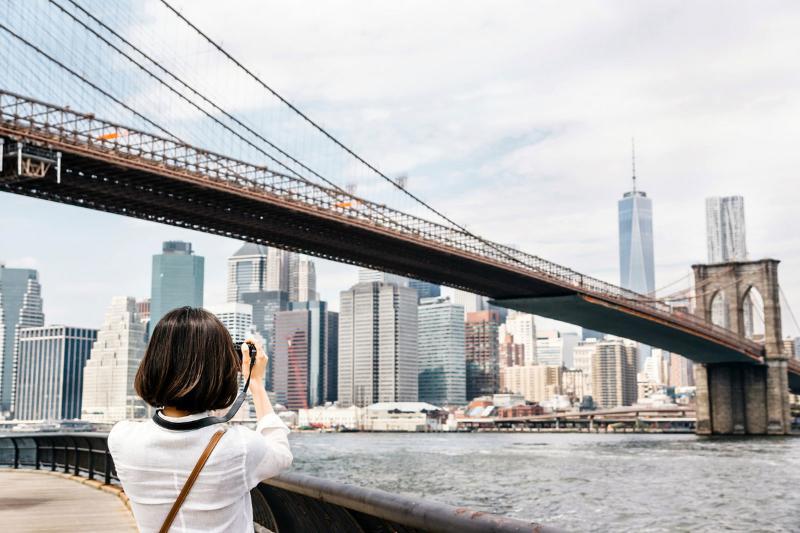 더 프레스딕 호텔 트리베카 뉴욕 외부 사진 A tourist taking a photo of the Brooklyn Bridge
